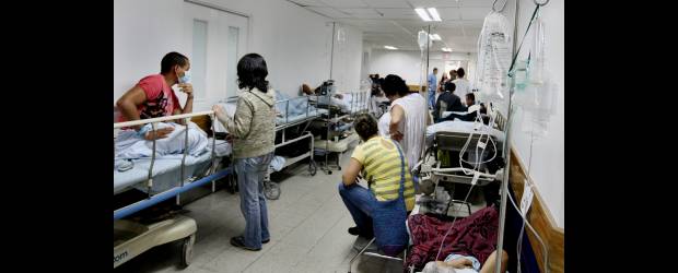 Baja capacidad hospitalaria | Juan Antonio Sánchez | La semana pasada los servicios de Urgencias de la León XIII y el Pablo Tobón Uribe se vieron sobrepasados en su capacidad, lo que dejó en evidencia que la ciudad está asistiendo a un colapso de su red de urgencias. La falta de atención oportuna de las enfermedades obliga a los pacientes a acudir por urgencias para ser atendidos, lo que aumenta la demanda.