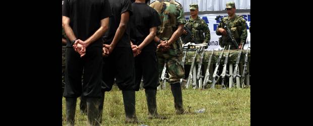 2010: van 2.629 guerrilleros desmovilizados | Archivo | Según el Gobierno, en los últimos ocho años se han desmovilizado unos 50.000 alzados en armas, entre guerrilleros y paramilitares.
