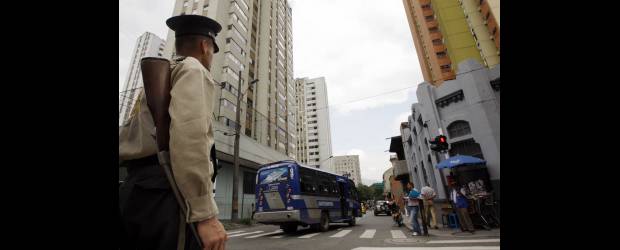 Bomboná quiere frenar los atracos | Jaime Pérez | Algunas empresas e instituciones educativas tienen sus cuerpos de vigilancia, pero su función no es perseguir atracadores y defender transeúntes, su obligación es cuidar las instituciones en las que laboran. La Policía, con el Plan Cuadrantes, tiene agentes asignados al sector.