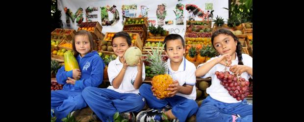 El Jardín Botánico sabe a salpicón | Donaldo Zuluaga | Estos niños de Santa Elena gozaron con las frutas. El horario es de 10:00 a.m. a 8:00 p.m. Entrada a $5.000 y los menores de 12 años no pagan.