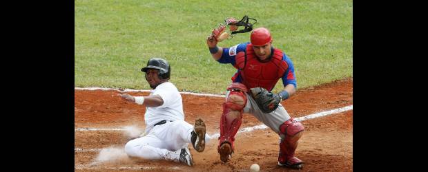 Potros no pudo con Caimanes y aguaceros | Juan Antonio Sánchez | Cuando había entrado dos carreras, tenía hombre en segunda base y muchas posibilidades de entrar por lo menos otra más, porque apenas iba un out, un fuerte aguacero jugó en contra de Potros para la segunda derrota.