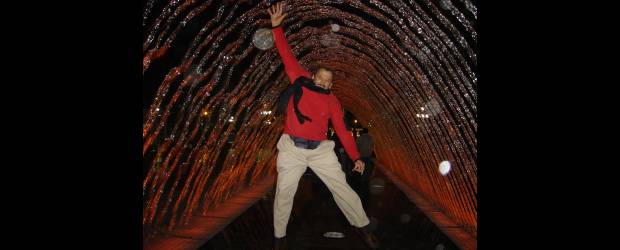 Germán tiene 400 diarios de destinos | Cortesía | Dando grandes saltos, como un chiquillo, gozó Germán Vallejo durante su cruce por este llamativo túnel de agua en Lima, Perú, un país que conoce bastante bien.