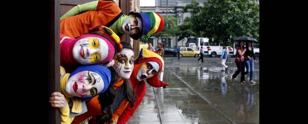 En el Centro llovieron risas | Jaime Pérez | Cerca de 30 mimos y clowns que toman parte del Festival Internacional que organiza la Corporación Artística La Polilla, le pusieron ayer buena cara al mal tiempo. Su caravana de color, risas y música recorrió el Pasaje Carabobo.
