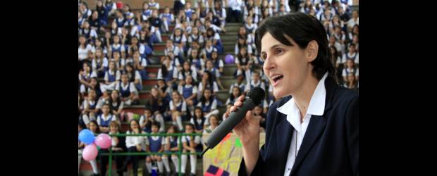 Vayan por el mundo y hagan el bien | Archivo | La rectora del Colegio de la Compañía de María La Enseñanza, madre Liliana Franco Echeverri, invitó en su mensaje de despedida a las 84 bachilleres 2010 a que sean personas íntegras, solidarias, unidas y un faro para los demás.