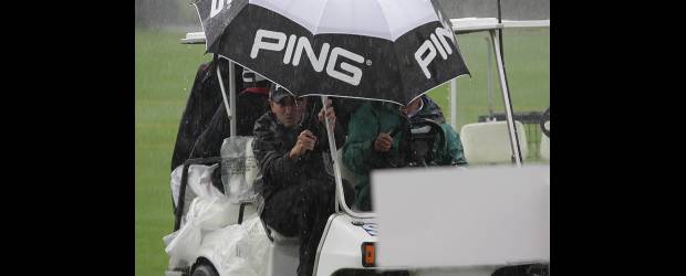 El green del país pasó a ser una gran piscina | Colprensa, Bogotá | Los campos de la capital del país son los más anegados en esta temporada, y allí se haría el remate de la campaña 2010 del golf colombiano. Los recorridos de los clubes El Rincón (Cajicá), Serrezuela (Mosquera) y Guaymaral (autopista Norte), no están habilitados para jugar. No se sabe cuándo lo estarán.