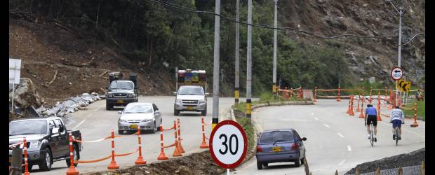 Las Palmas opera con normalidad | Edwin Bustamante | Vehículos livianos y buses de servicio público (en el carril de ascenso) pueden transitar por el kilómetro 7+300 de la vía a Las Palmas.
