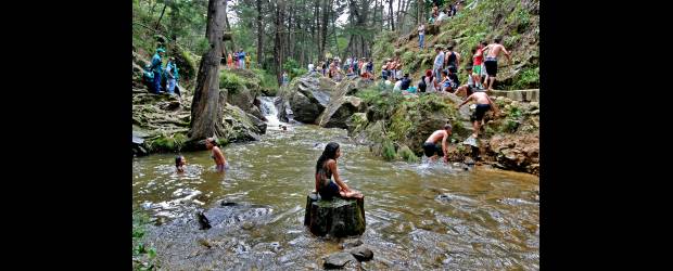 El Parque Arví está de moda | Juan Antonio Sánchez | Muy cerca de la ciudad, en un lugar natural, declarado hace más de 40 años como zona de protección, con aguas cristalinas, bosques, senderos, kioscos y fogones, el Parque Arví se ha convertido en uno de los destinos preferidos para el turismo ecológico. Incluso, muchos que quieren ir se quedan sin cupo.