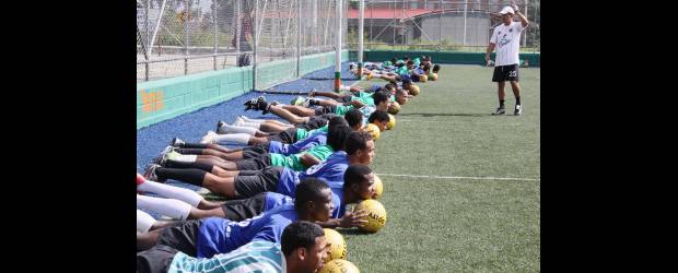 Un centenar de futbolistas sin trabajo | Archivo | Quién lo creyera, pero la escogencia de los más jóvenes en los equipos profesionales podría traer más de un dolor de cabeza no solo a los técnicos sino a los directivos. Una norma que ya es polémica.