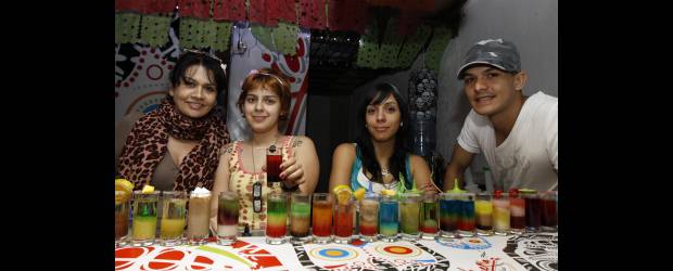 La copita de los shots es rumba libre | Edwin Bustamante | Cuarenta son las opciones a elegir en Latinería, un negocio familiar en el que hasta doña Vilma Maya es protagonista. Inspirado en las tradicionales calaveras mexicanas, este bar de paso cuenta también con una galería de arte. Entre las opciones no se puede pasar por allí sin probar el de Bailey, ron, vainilla, Jagermeister y chantilly, o el Caliente: tequila, limón, amaretto, granadina y tabasco.