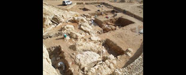 Primer paseo de los humanos | Cortesía Science | Lugar de las excavaciones donde se hizo el hallazgo, en la capa rocosa de Jebel Faya. La discusión: confirmar si son utensilios hechos por humanos.