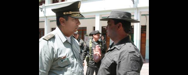 Golpe a "Los Triana" y a su cabecilla extraditable | Juan Antonio Sánchez | El comandante de la Policía Metropolitana, general Yesid Vásquez, y el director Nacional de la Policía Antinarcóticos, general César Pinzón, lideraron la ofensiva final contra la banda de Los Triana, que tenía 11 meses de investigación. Ambos notificaron el imperativo de ser implacables contra la corrupción interna.