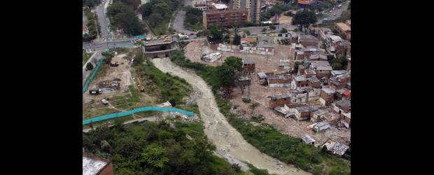 Con traspié se inició intercambio de Colpisos | Róbinson Sáenz | Una buena parte de trabajos para el intercambio vial de Colpisos, durante las tres semanas que lleva la obra, ha sido de movimiento de tierras y de redes de servicio. Una vez terminada se dará solución a la problemática de movilidad que tiene la avenida 80, en el sector de la Facultad de Minas.