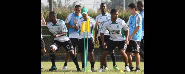 Román Torres se alista para reaparecer | Hernán Vanegas | El panameño Román Torres (derecha) esperó con paciencia una nueva oportunidad. Ahora la tendrá frente a los motilones en el Atanasio Girardot.