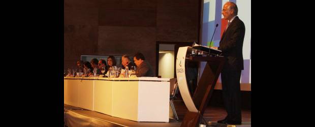 Colombia exportará energía al continente | Manuel Saldarriaga | El ministro de Minas y Energía, Carlos Rodado Noriega, destacó los buenos resultados de Isagén en 2010 y aseguró que gracias a esta gestión, el país y la de otras empresas, el país cuenta con la capacidad suficiente para exportar energía a los países de Centro y Sur América. Al fondo la junta directiva de Isagén.