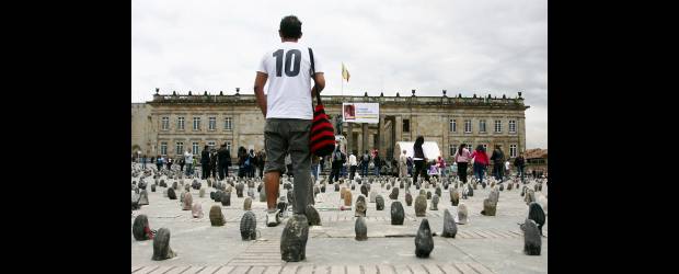 Medellín también rechazó las minas | Colprensa | La Plaza de Bolívar, en Bogotá, se llenó con miles de zapatos rotos para recordar a las 9.133 víctimas de las minas en Colombia. Según el Gobierno, estos artefactos generan riesgo en el 44 por ciento de los 1.120 municipios del país.