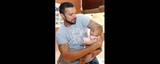 Un padre soltero llamado Ricky Martin | AP Archivo | El cantante Puertorriqueño, durante una visita en 2008 a un refugio para víctimas de la explotación sexual en Camboya. Su nuevo álbum Música+Alma+Sexo cuenta con la participación de los artistas Natalia Jiménez, Joss Stone y Wisin & Yandel.