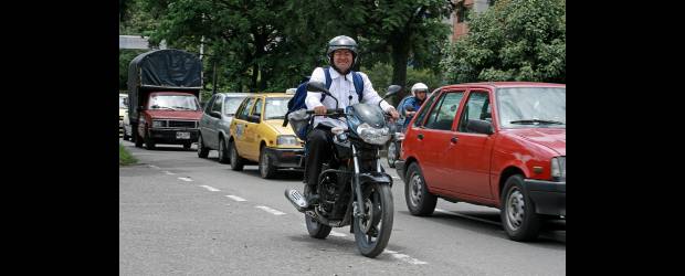 "No voy por ahí corriendo como un loco" | Uno de los secretos para su buen comportamiento y desempeño como conductor es también la calidad de su máquina. Hoy se mueve en una Discover 135. Y siempre ha tenido motos de primera "no me gusta montar en motos que no se qué les han hecho antes".