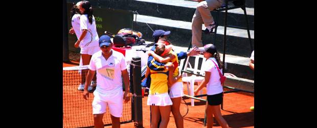 Damas ganaron ida a Checa | Cortesía | María Camila Buitrago y María Fernanda Herazo, ambas con camiseta de Colombia, se abrazan en la celebración. Completa el festejo Diana Monsalve.