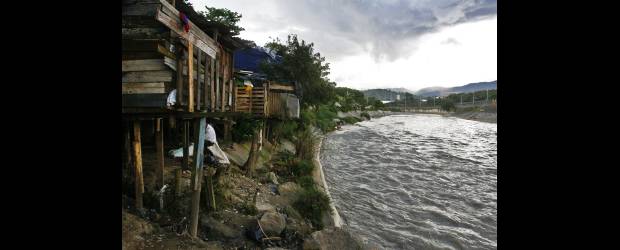El río se llevó a niño que cogía un balón | Esteban Vanegas | En este recodo del río, en Palermo, se cayó el niño por coger un balón.