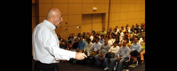 "La cima del negocio no es el fin, es otro inicio" | Eduin Bustamante | "Es joven quien tiene más aspiraciones que recuerdos", fue una de las frases que lanzó Nelson Cardona, en la noche del jueves, a un público cautivo por su experiencia de su vida, una analogía para la vida empresarial.