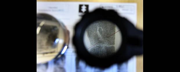 Ellos huían sin dejar "huellas" | Robinson Sáenz | Expertos analizaron qué tan viable es que una persona se cambie las huellas dactilares para pasar desapercibidas por la Justicia. Por medio de ésta lupa, los dactiloscopistas del CTI, de la Fiscalía, son capaces de determinar si una huella ha sido adulterada. Los cotejos se comparan con las bases de datos de la Registraduría Nacional.