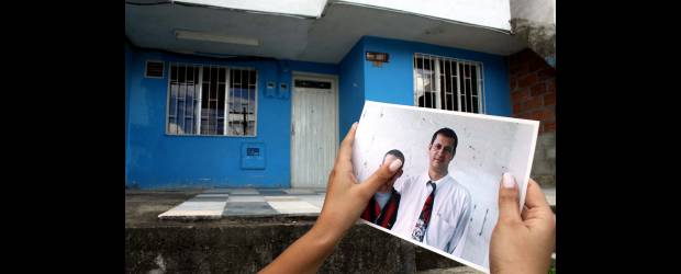El pastor que se resistió a los paramilitares | Manuel Saldarriaga | Octavio Geimar Bedoya Jaramillo tenía 33 años al momento de su asesinato y tortura. Creció y vivió siempre en el barrio Aures II, al noroccidente de Medellín. Dejó seis hijos varones, quienes debieron abandonar la casa y el templo cristiano, pues el predio fue tomado, a la fuerza, por paramilitares. Hoy ellos viven con su madre en un sitio lejano.