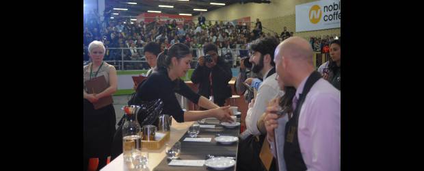 Los cafés especiales buscan a los chinos | Cortesía | La barista Lina Zea, del municipio de Concordia, es la única colombiana que participa en el Campeonato Mundial de Baristas. En la foto, mientras servía una de las preparaciones de café a los jurados internacionales.