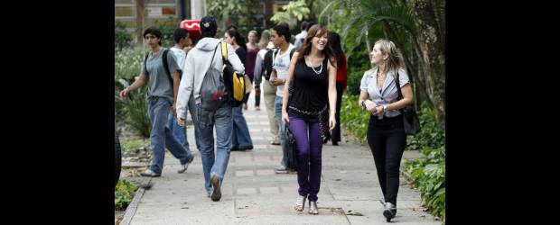 Estudiar en vacaciones es un recreo | Archivo | Una de las novedades que tiene la Escuela de Verano de Eafit es el curso Colombia y sus perspectivas de desarrollo, en el que se harán visitas a empresas de la ciudad. Las inscripciones para todos los cursos cierran mañana. Información 448 95 00 opción 5. www.eafit.edu.co/escueladeverano.