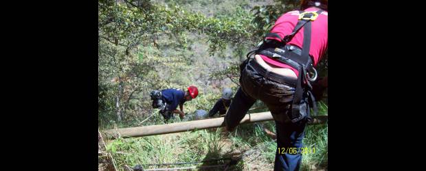 Cerro Quitasol, mejor no desafiarlo de noche | Cortesía Cuerpo De Bomberos De Bello | Entre seis hombres expertos en manejo de lazos, del Cuerpo de Bomberos de Bello, fue rescatado el cadáver de Diego Alexánder Blandón García, quien rodó por un abismo del cerro Quitasol. Su amiga María Camila Villada se salvó.