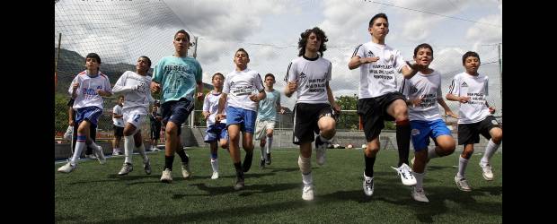 Constructores de Paz le marca goles a la violencia | Julio César Herrera | En la cancha se alejan de las dificultades económicas, de los entornos rodeados de violencia que los asedian, y encuentran allí el natural anhelo de parecerse a las estrellas del balompié y prepararse para sobresalir en la vida. En la fundación tienen derecho a soñar como todos.