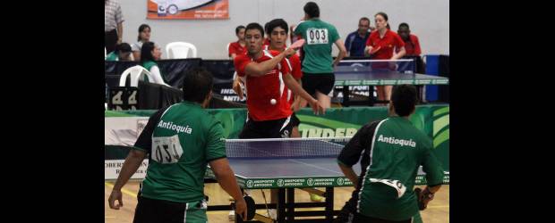 El nuevo dorado es para la raqueta corta paisa | Julio César Herrera, Bello | Antioquia ganó las dos medallas de oro en los equipos, damas y varones. Una de las figuras de los anfitriones fue Alexánder Echavarría, quien se encargó de conseguir dos puntos, con su desempeño individual. Las damas se lucieron, pese a que no contaron con fogueo internacional previo al Campeonato.