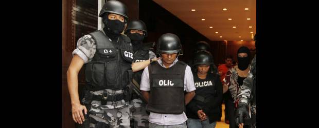 Ecuador deportó a alias "Danilo" | AP-Quito, Ecuador | El exjefe del frente 48 de las Farc, Fabio Ramírez Artunduaga, fue deportado desde Ecuador ayer junto con su compañera sentimental, Yanency Hoyos.