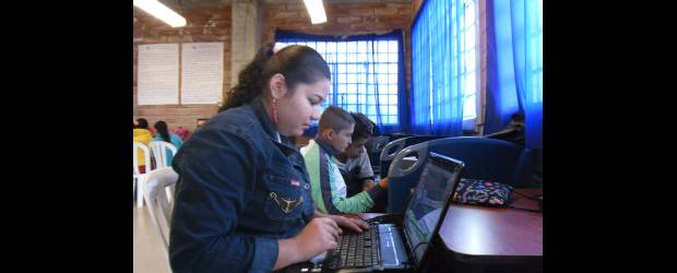 Colegios digitales suben a la montaña | Daniel Rivera | Los estudiantes de cibercolegio se comunican con los profesores vía chat, de esta manera son orientados en sus asignaturas.