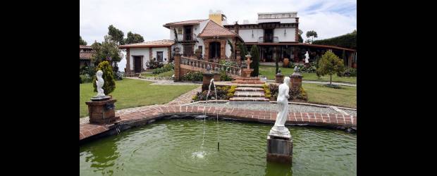 Aires de Toscana soplan en Santa Elena | Manuel Saldarriaga | Aspecto general del frente del hotel boutique campestre, ubicado a cinco kilómetros de la vía principal que va de Santa Elena a Rionegro, en la vereda El Plan. El arte predomina en el ambiente, desde los mismos jardines donde se erigen varias esculturas que preparan al visitante para el concepto ecléctico del interior
