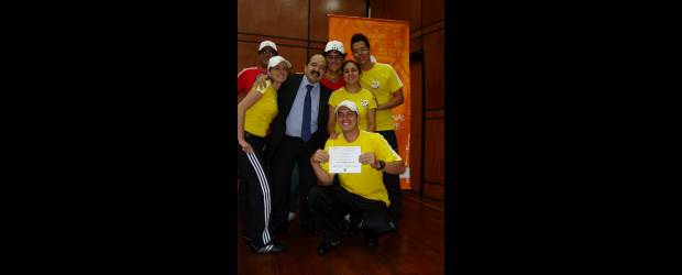 Abunda el espíritu voluntario | Wilson Díaz Sánchez | Integrantes del grupo de 250 voluntarios con el director del Sena, Hugo A. Graciano. Cada uno recibió dos camisetas, bombacho, tenis y medias.