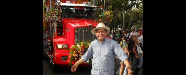 Por compartir fotos de Feria, viajarán en el tiempo | Carolina Aristizábal | "Son unos carros muy bonitos; con los trajes de los ocupantes conocemos la cultura", apuntó Carolina Aristizábal, una enamorada de la Feria. En la foto, su novio Gustavo Pérez muestra la alegría que muchos sintieron el sábado en el Desfile a caballo. En ese instante, la caravana iba por La Aguacatala.