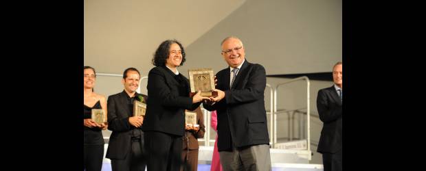 Arcadia cantó hasta España | Cortesía | La maestra Cecilia recibió el premio, en compañía de otros dos grupos.