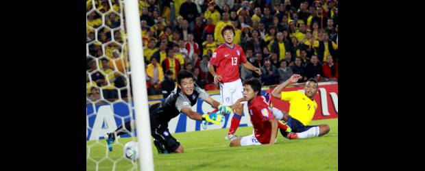 Moño a una campaña perfecta | Raúl Palacios, Colprensa | La jugada fue toda de Luis Fernando Muriel. Se cruzó por toda la zona defensiva y luego dejó al arquero y a otro jugador que se atravesó. La anotación fue suficiente en el primer período. Y Colombia se ratificó primero del Grupo A (9 puntos).