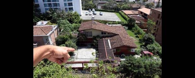 Sin licencia, proyecto VIP en Castropol | Archivo | Este es el lote, ubicado en El Poblado, en la carrera 32 con la 16, sector de Castropol, donde se pertendía construir 72 apartamentos en un edificio de 15 pisos para Vivienda de Interés Prioritorio, pero al cual se le revocó la licencia.