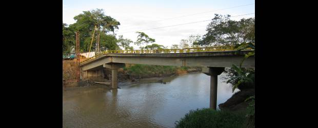 Ya hay paso por puente sobre el río Mulatos | Archivo | La conexión entre Urabá y la Costa Atlántica a través del puente sobre el río Mulatos se restableció desde ayer, después de varios meses de trabajos.
