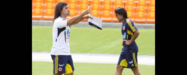 El debate es: técnico local o foráneo | Archivo | Antes, durante y después de la Copa América se notó la aceptación de Leonel Álvarez entre los jugadores jóvenes y experimentados de la Selección de Colombia gracias a esa manera de trabajar que lo llevó a ser campeón en 2009 con Independiente Medellín. Sobran argumentos para que Leo siga en este proceso.