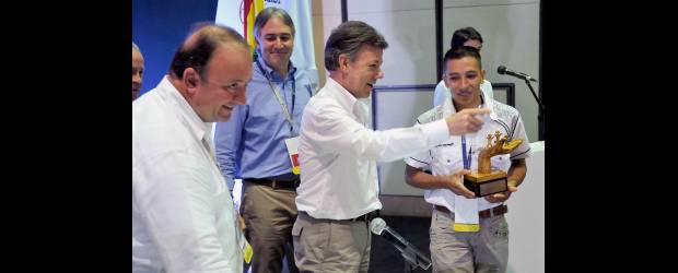 Bajan los aranceles para importar materias primas | Cortesía | Luis Carlos Villegas y Andrés Ángel Arango, de la Andi, junto al presidente Juan Manuel Santos, entregaron al reinsertado Euclides Ramírez el premio de paz 'Carlos Arturo Ángel', durante la clausura de la asamblea del gremio.