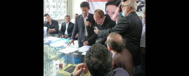 Pérez muestra las firmas que lo respaldaron | Cortesía | Ante un grupo de periodistas y políticos que lo acompañan, Luis Pérez Gutiérrez presentó los documentos que, según él, certifican la autenticidad de las firmas que recolectó para postular su nombre a la Alcaldía de Medellín.