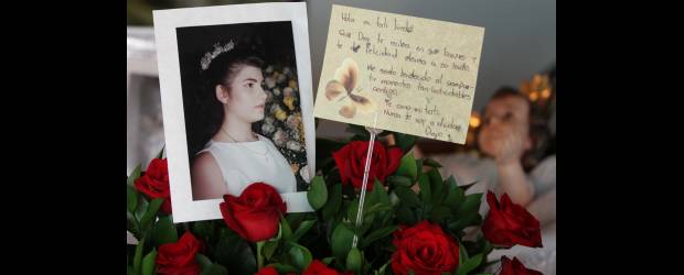 Tati, llenarás de sonrisas el cielo con tus bromas | Manuel Saldarriaga | Sobre el arreglo floral que adorna el altar de las novenas a Tatiana, en su casa, está la tarjeta que le dejó su novio Diego, en la que le jura amor eterno.