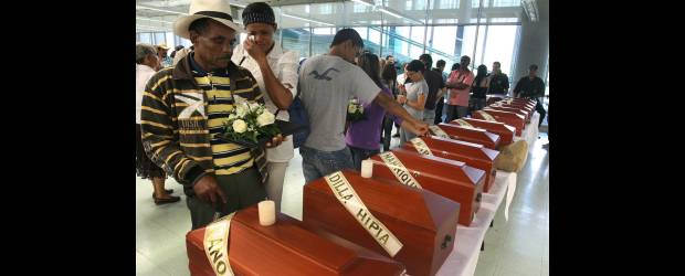 Fiscalía entregó 28 restos | Juan Antonio Sánchez | Acompañado por su hija Claudia, Joaquín Padilla recibió ayer en el búnker de la Fiscalía los restos de su hijo Joaquín, exhumados en Cimitarra (Santander).