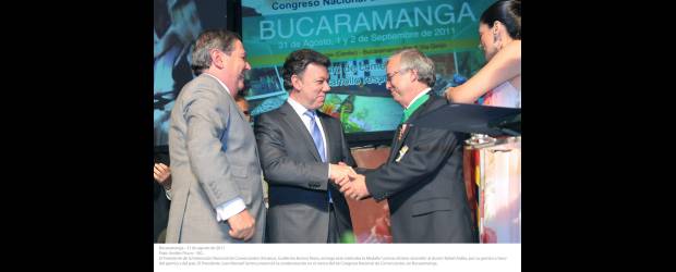 Fenalco reclama por las denuncias sobre extorsión | Cortesía Presidencia | El presidente Juan Manuel Santos le entregó la medalla al empresario Rafael Ardila, ayer en el Congreso Nacional de Comerciantes. Los acompaña el presidente del gremio, Guillermo Botero Nieto -a la izquierda-,