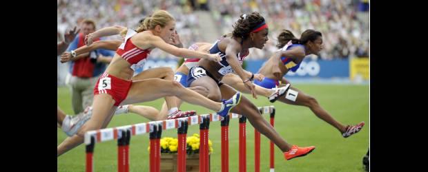 Bajar de 13'' es ganancia para Lina | Dylan Martínez, Reuters, Daegu-corea Del Sur | La antioqueña Lina Flórez, a la derecha de la imagen, fue una de las más veloces en el clasificatorio. Acá aparece con Tiffany Porter (centro) y Lisa Urech.
