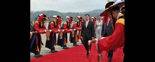 Corea viene por el carbón de Necoclí | Cortesía | Con honores fue recibido el presidente Juan Manuel Santos y su esposa María Clemencia Rodríguez, a su llegada al aeropuerto de Seúl, Corea.