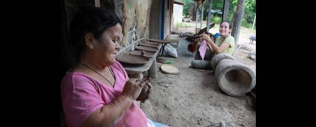 Las alfareras de Untí amasan una tradición | Róbinson Sáenz | Severiana Higuita y su hija, Liliana, son dos de las cuatro alfareras de Untí. Sin más herramienta que sus manos, modelan el barro que la segunda de ellas extrae de un sitio ubicado a unas dos horas a pie desde su casa, cercano a la vereda Sincierco.