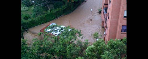 La Volcana inundó varios sectores de de El Poblado | Cortesía Cristian Camilo G. @ccg87 | Varios twitteros enviaron a EL COLOMBIANO fotografías del aguacero de ayer en Medellín y el área metropolitana. En la imagen, el sector de Oviedo.